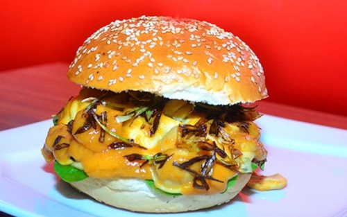 Combinação perfeita de Mega Burger Gourmet  e batata frita! Burger (Original ou Great ou Yellow Jill ou Blue Fellows) + Batata Frita por R$13,90