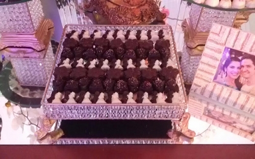 300 chocolates decorados em arabesco nas cores da festa e com formatos e sabores variados (sabores: brigadeiro, morango, doce de leite, maracujá, limão e crocante) de R$390 por R$179,90