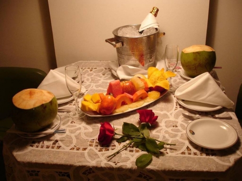 Núpcias no Marina Park Hotel! 01 diária para casal em apto. Luxo Premium Frente Mar com café da manhã, cestas de frutas, 01 Chandon Brut e enxoval especial por R$498
