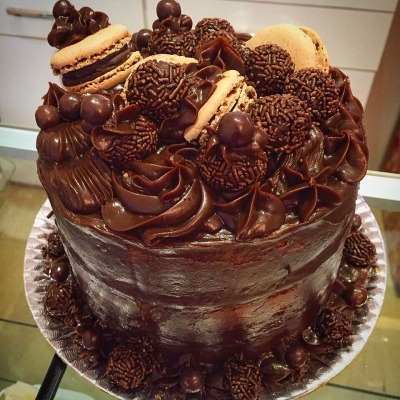Torta inesquecível da Quero Brownie! 01 Torta trufada com Macarons e Brigadeiros para até 30 pessoas por R$79,90