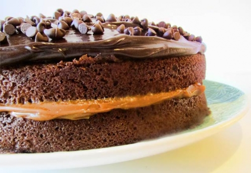 Cremosa, recheada e irresistível! Torta de Pão de Mel (Naked Cake ou Trufado) para até 35 pessoas por R$49,90 com a Delúcia Chocolateria
