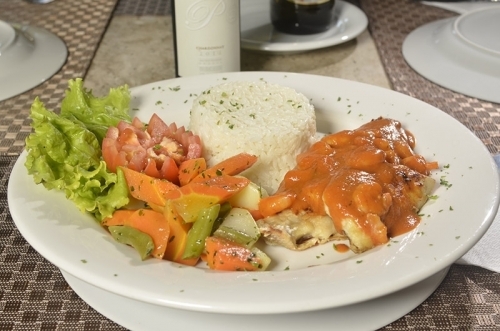 Seu almoço no Restaurante Raízes! Almoço executivo individual (Peixe, Carne de Sol, Porco ou Frango) por apenas R$11,50 