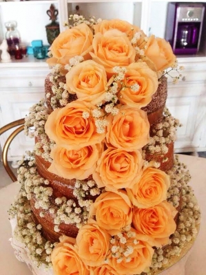 Seu casamento merece um bolo especial da Josephine Patisserie! 01 Bolo Naked Cake de 3 andares decorado com rosas por R$219