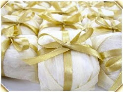 Doce irresistível! 100 bem casados tradicionais embalados em papel crepom com fita e laço nas cores a sua escolha por R$150 na Casa de Doces