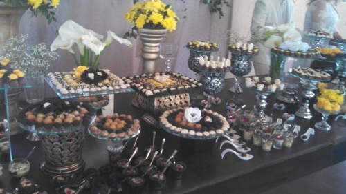Os doces finos são um sucesso em qualquer evento! 250 chocolates gourmet, com bombons, tortinhas e copinhos por R$229 com a Manu Uchôa