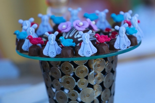 Os doces finos são um sucesso em qualquer evento! 250 chocolates gourmet, com bombons, tortinhas e copinhos por R$229 com a Manu Uchôa