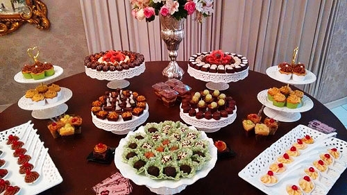 Kit com 130 chocolates: 50 brigadeiros finos + 50 chocolates + 10 popcakes decorados + 10 mini cupcakes decorados + 10 pirulitos decorados de R$175 por R$99