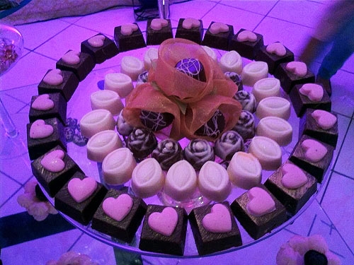 Kit com 130 chocolates: 50 brigadeiros finos + 50 chocolates + 10 popcakes decorados + 10 mini cupcakes decorados + 10 pirulitos decorados de R$175 por R$99