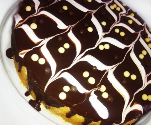 Tradição da DonEdith! 01 Torta de Frango com Catupiry OU Palmito com Catupiry OU Torta Charlote para até 12 pessoas por R$49