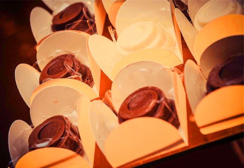 O kit perfeito da Damari Chocolates! 100 Salgados + Torta Naked Cake para 25 pessoas + 50 Chocolates Nobres ao leite recheados por R$159