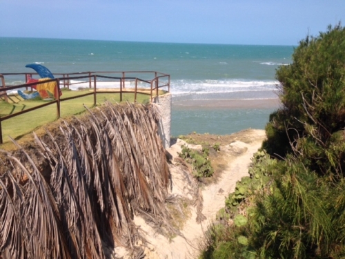 Praia das Fontes é o destino das suas férias! 2 diárias para casal e 1 criança + café da manhã de R$396 por R$299 no Hotel das Falésias