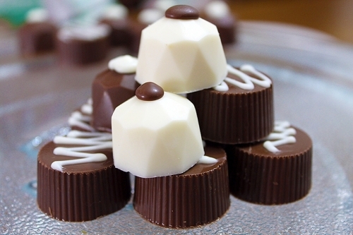 Os doces maravilhosos da Verônica Chocolates Finos estão de volta! 60 Chocolates trufados + 40 Chocolates decorados por R$39,90