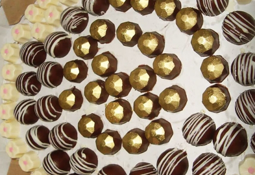 470 itens de Chocolates da Doce Confeite! Trufas decoradas, Colheres de Chocolate, Tacinhas de Brigadeiro, Pirulitos, Cupcakes e muito mais por R$275