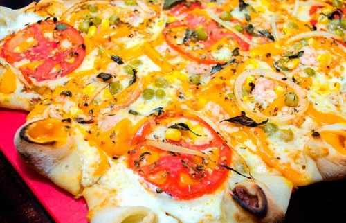 Pizza é a escolha certa! 01 Pizza de Mussarela com Bordas Vulcânicas de até 3 sabores por R$18,90 na Villa Root's 