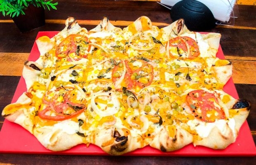 Pizza é a escolha certa! 01 Pizza de Mussarela com Bordas Vulcânicas de até 3 sabores por R$18,90 na Villa Root's 