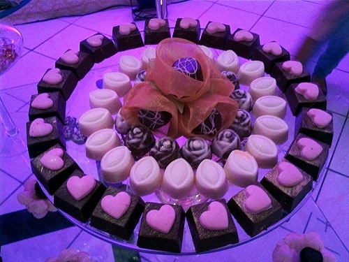 Kit com 130 itens (50 brigadeiros finos + 50 chocolates + 10 popcakes decorados + 10 mini cupcakes recheados e com glacê colorido + 10 pirulitos decorados) de R$175 por R$99