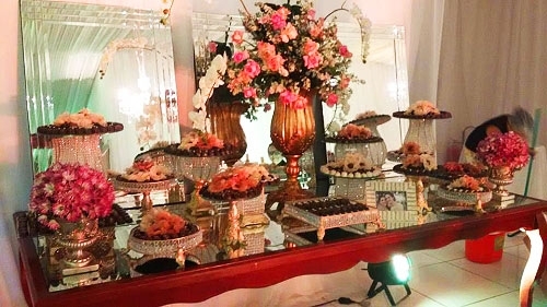 Kit com 130 itens (50 brigadeiros finos + 50 chocolates + 10 popcakes decorados + 10 mini cupcakes recheados e com glacê colorido + 10 pirulitos decorados) de R$175 por R$99