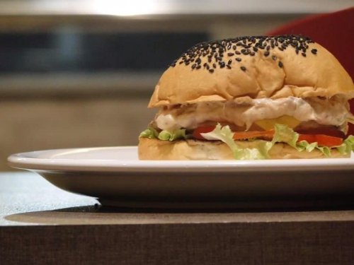 Artesanal e maravilhoso! Qualquer burger (180g de carne artesanal) do cardápio de até R$22,90 por R$12,89 no P-Burn Steak Burger
