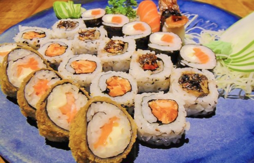 Alta gastronomia e um ambiente moderno e descontraído para você! Kombinado Japonês de 22 peças de Sushi por apenas R$28,90 no Nakombi Iguatemi 