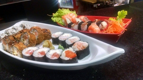 Sushi é sempre uma boa opção! Combinado Clássico de Sushi de 24 peças (12 Sushis, 8 Hot, 4 Niquiri) por R$26,90 no Matsuri Sushi Bar