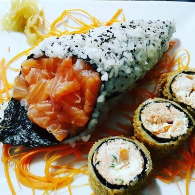 Sushi é sempre uma boa opção! Combinado Clássico de Sushi de 24 peças (12 Sushis, 8 Hot, 4 Niquiri) por R$26,90 no Matsuri Sushi Bar