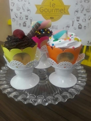 O melhores cupcakes na sua festa! 30 Cupcakes tradicionais com cobertura de chocolate ou doce de leite por R$99,90 na Le Gourmet