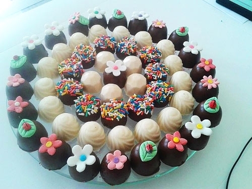 100 chocolates decorados em arabesco (10 pop cakes em arabesco, 10 mini cupcake com miçangas coloridas e 10 pirulitos decorados em arabesco) de R$190 por R$129,90