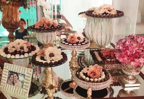 100 chocolates decorados em arabesco (10 pop cakes em arabesco, 10 mini cupcake com miçangas coloridas e 10 pirulitos decorados em arabesco) de R$190 por R$129,90
