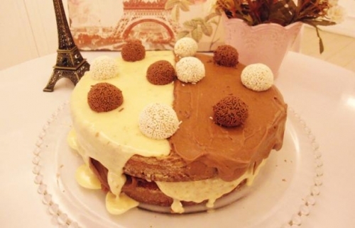 A torta perfeita! Torta Tentação com Leite Ninho, Chocolate ao Leite e confeitos de Brigadeiros Belgas por R$65 na Confeitte Casa de Chá
