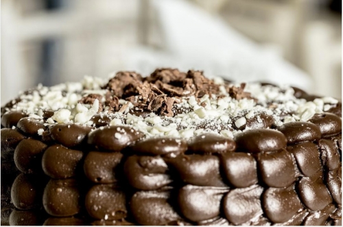 A energia e o sabor do chocolate na medida certa! Torta Brownie que serve de 25 a 30 pessoas por apenas R$79,90 na incrível Sucré Patisserie