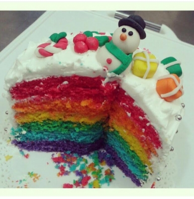 Um bolo criativo e delicioso para sua festa! Rainbow Cake para 35 pessoas com 6 camadas de bolo e 5 camadas de recheio por R$99,90 na Nuvem Doce