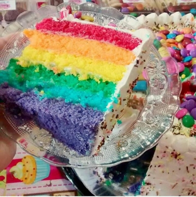 Um bolo criativo e delicioso para sua festa! Rainbow Cake para 35 pessoas com 6 camadas de bolo e 5 camadas de recheio por R$99,90 na Nuvem Doce