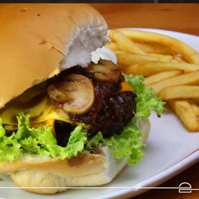 01 Burger da linha Burgers + 01 Batata Mini Classic Fries de R$35,40 por R$25,90