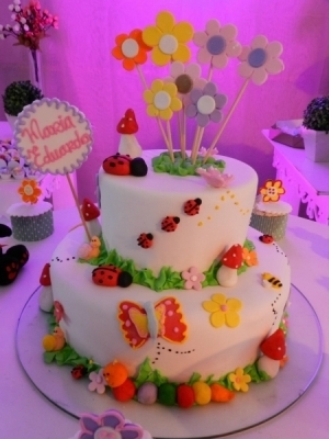 O bolo dos sonhos com os mimos da Beth Bolos! Bolo 2 andares decorado com pasta americana para 50 pessoas + 20 Mini Cupcakes por R$155 