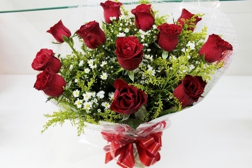 Quem não ama ganhar flores? Ramalhete com 12 rosas vermelhas ou champanhe + tango + sorriso de maria + embalagem por R$44,90 na Tita Flores