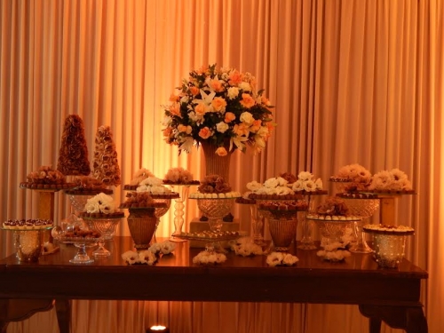 Sua mesa de doces será um arraso! Mesa com 500 Chocolates Finos + 50 Caixetas de Tecido com a Damari Doceria por R$725. Incluso montagem!