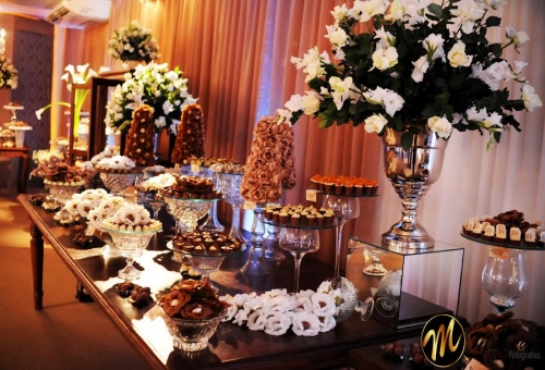 Sua mesa de doces será um arraso! Mesa com 500 Chocolates Finos + 50 Caixetas de Tecido com a Damari Doceria por R$725. Incluso montagem!