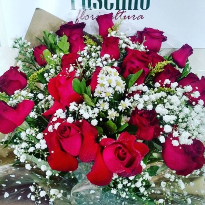 O presente ideal! 1 Ramalhete Clássico com 12 rosas (12 rosas + folhagens + embalagem clássica) por R$45 na Fascínio Floricultura