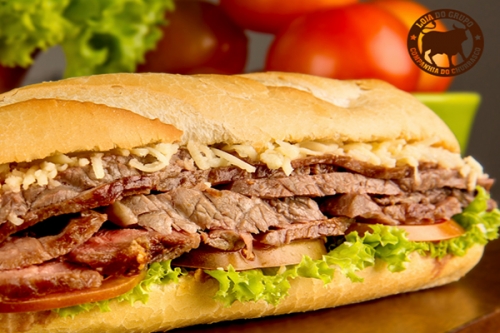 Perfeição! Sanduíche de Churrasco + Refrigerante Copo 300ml de R$25 por R$15,90 na Companhia do Churrasco. Válido para os 2 Shoppings RioMar!