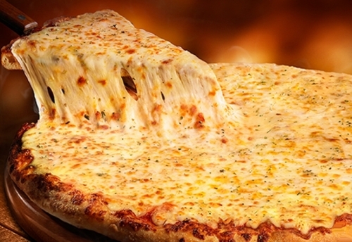 Acesse o aplicativo do Barato Coletivo e aproveite esta oferta irresistível! 01 Pizza Brotinho (pizza individual de 4 fatias) na Domino's por R$8,50