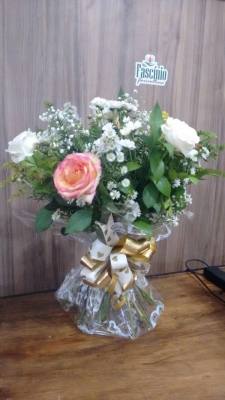 O presente ideal! 1 Ramalhete Clássico com 12 rosas (12 rosas + folhagens + embalagem clássica) por R$45 na Fascínio Floricultura