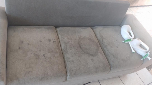 Limpeza de sofá até 03 lugares OU Conjunto de poltronas OU Cama box solteiro OU Colchão solteiro OU Tapete até 02 metros de R$90 por R$39