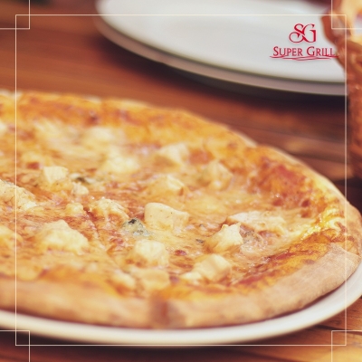 Bons momentos combinam com pizza, e pizza combina com o Restaurante Super Grill! Qualquer pizza grande de até R$57,90 por R$28,95. Válido para Delivery!