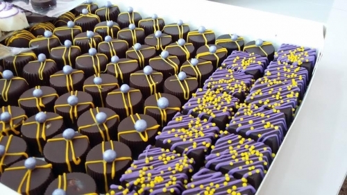 100 Chocolates decorados em arabesco + 10 Popcakes + 10 Mini cupcakes + 10 Pirulitos de chocolate de R$190 por R$129,90