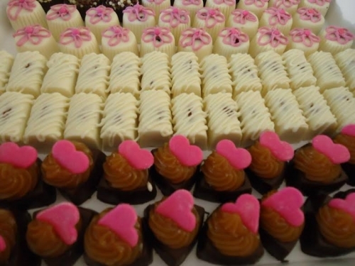 100 Chocolates decorados em arabesco + 10 Popcakes + 10 Mini cupcakes + 10 Pirulitos de chocolate de R$190 por R$129,90