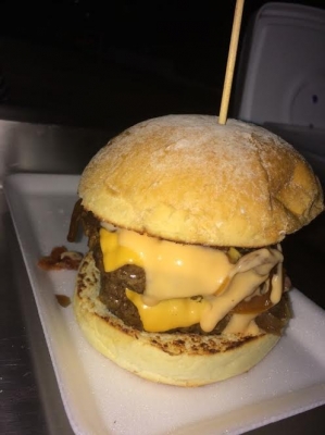 El Burger: burger (150g), cebola caramelizada, cheddar, molho especial + Batata + Refrigerante em lata de R$24 por R$16,99