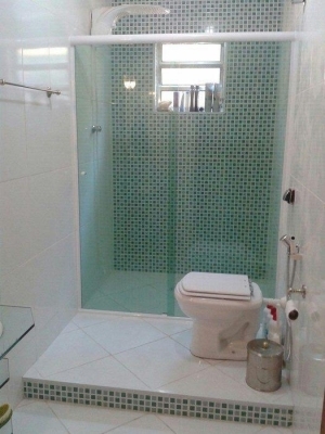 Seu banheiro mais bonito e organizado! Box Frontal para banheiro de até (1,10m x 1,9m) + Kit em alumínio natural fosco por R$384 na Alves Vidraçaria