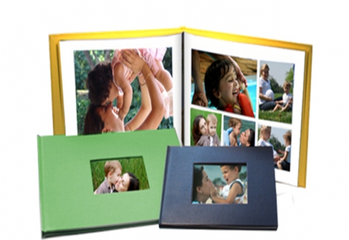 Lembrança especial dos seus momentos! Photo Book Premium de 21,2cm x 30cm, 20 páginas, com 9 opções de capas, impressão em papel couché e até 80 fotos por R$39,90