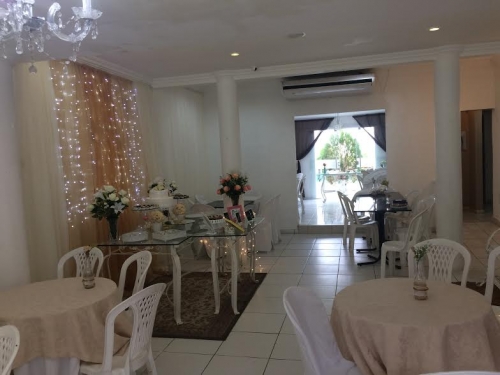 Deixe sua festa por conta da Majan Confeitaria! Evento para 50 pessoas em espaço climatizado com mesa de chá, decoração, torta e serviço incluso por R$1399