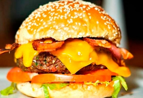 Burger artesanal no lugar ideal! Burger (Original ou Great ou Yellow Jill) + Batata Frita + Copo de Refrigerante 500ml por R$15,90 no Hot Burger